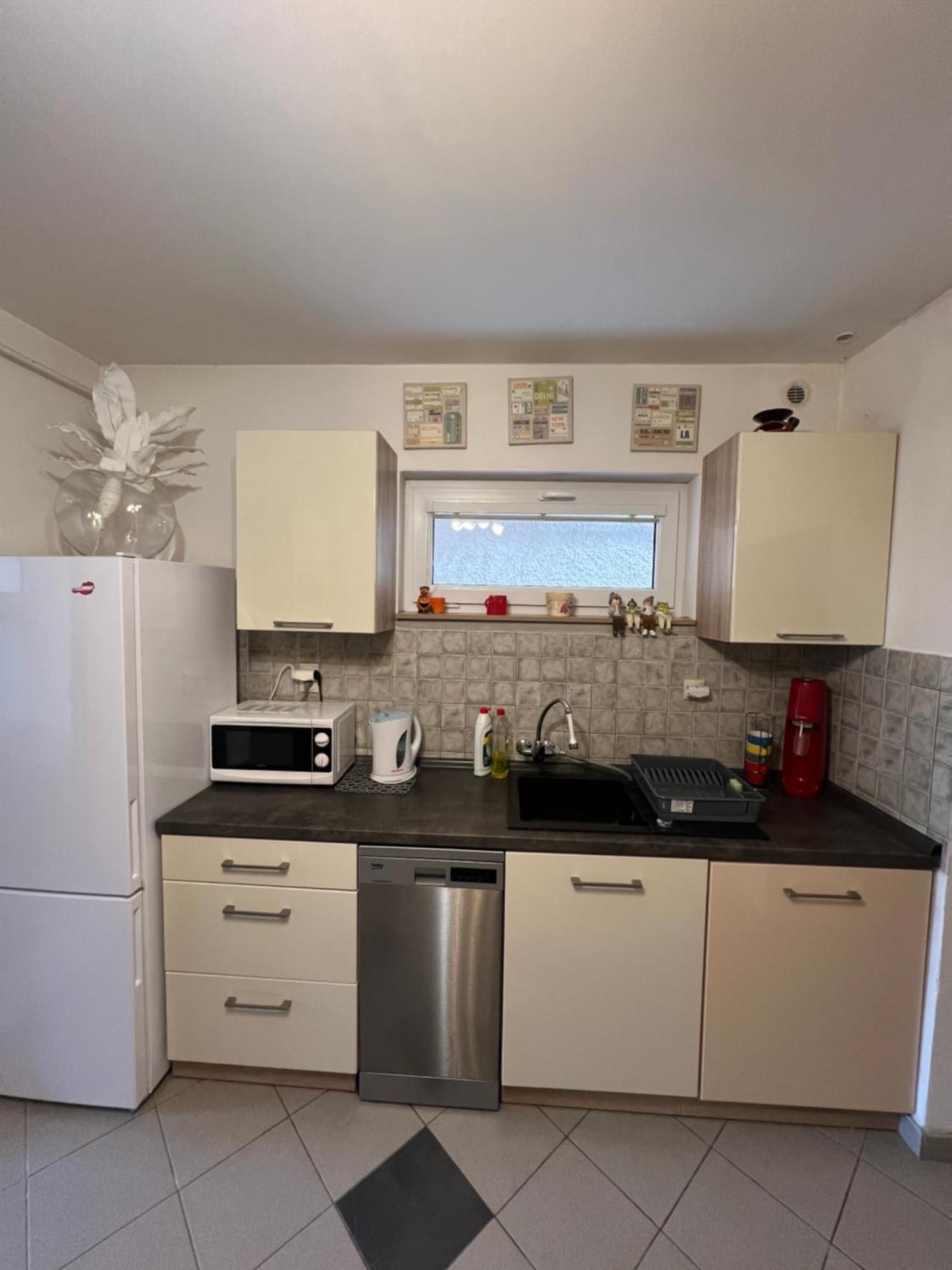 -Self-Check- 4-Bedroom Family House With Heated Tub Levice Ngoại thất bức ảnh