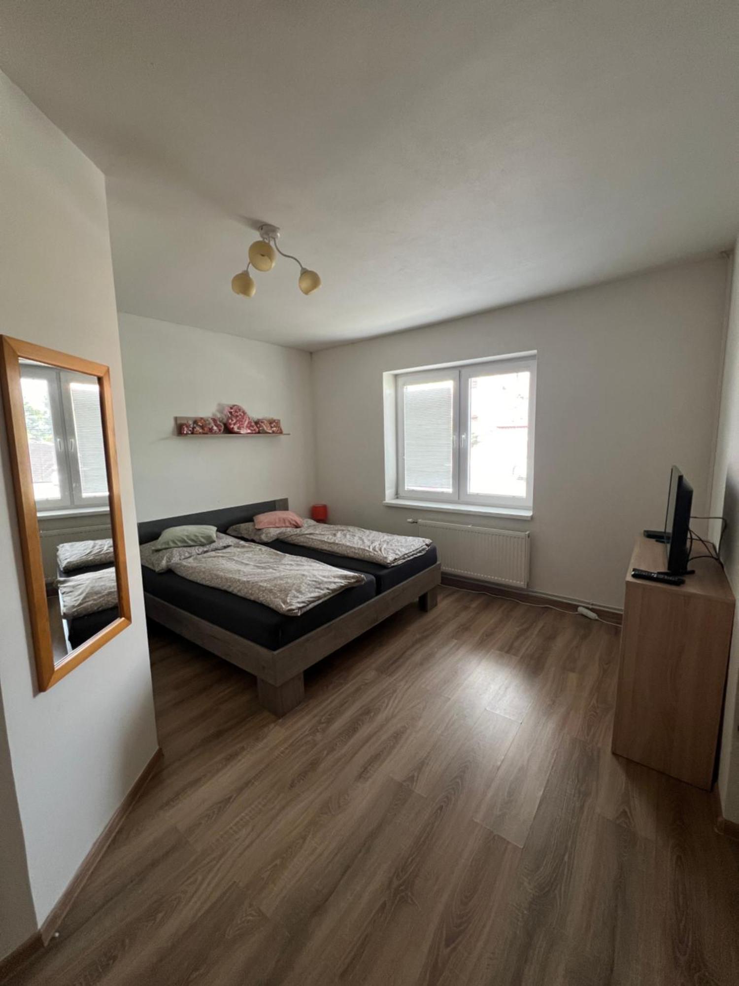 -Self-Check- 4-Bedroom Family House With Heated Tub Levice Ngoại thất bức ảnh